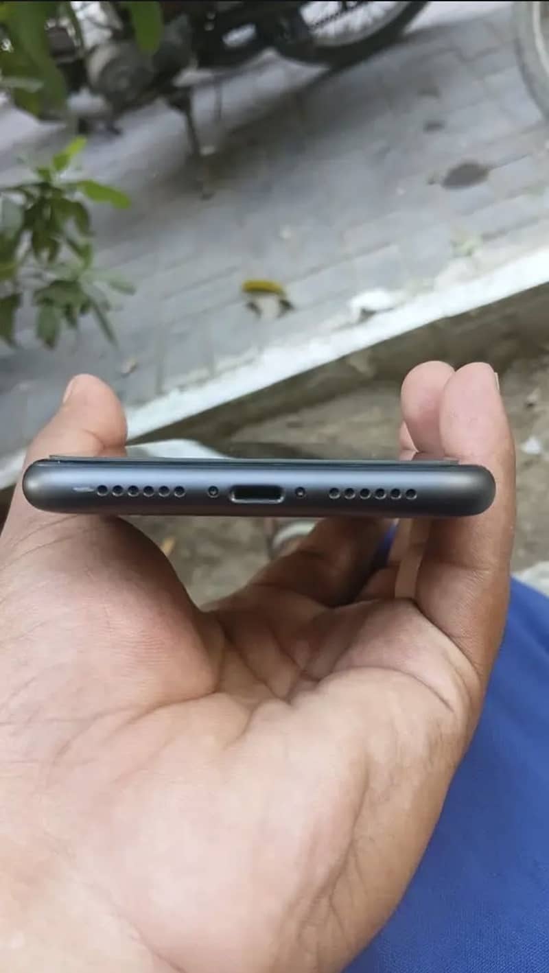 iPhone 11 4