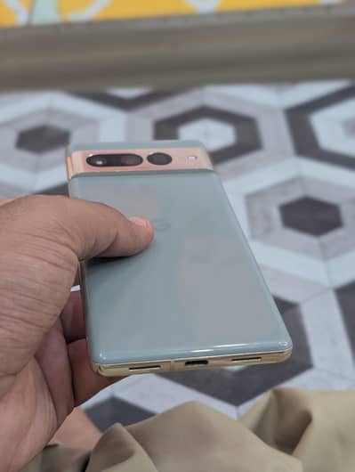 pixel 7 pro 12gb 256gb sirf chota sa dot he uper picture me dekh len