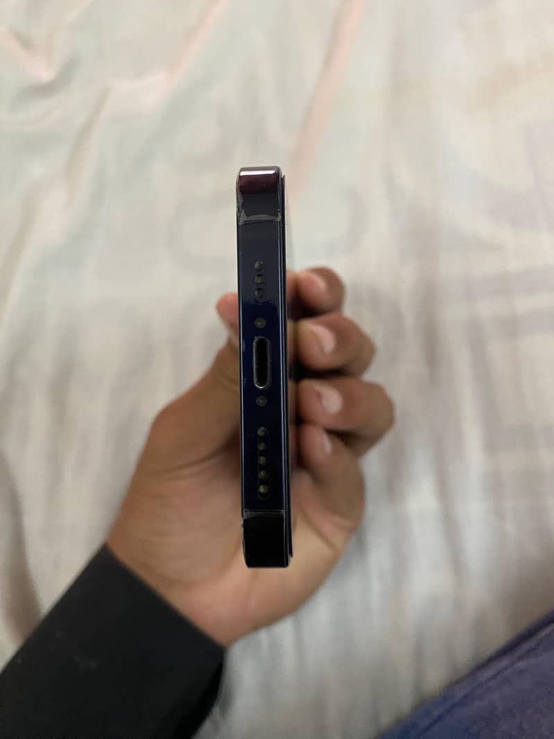 iPhone 12 4