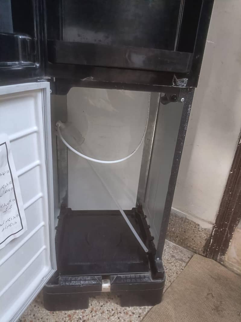 Dispenser bottom load 3