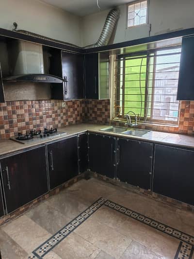 10 MARLA SECOND FLOOR FOR RENT WITH GAS