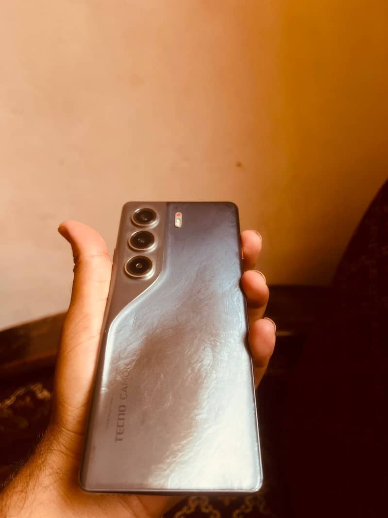 Tecno CAMON 40 Pro 1