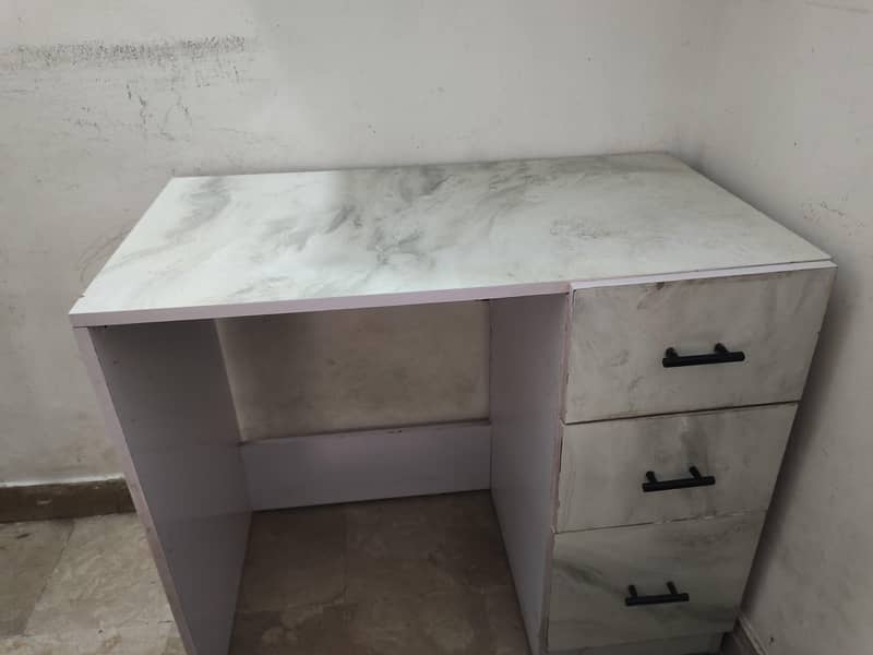 Computer table 0