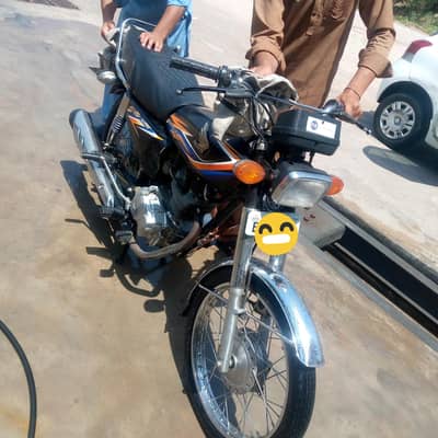 HONDA 125 BLACK COLOUR. ONLY SERIOUS BUYERS CONTACT PLZ