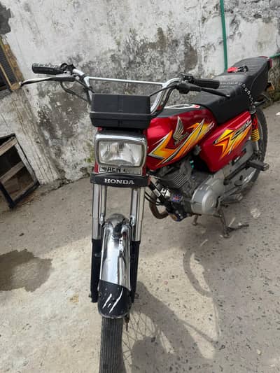 Honda 125 red colour