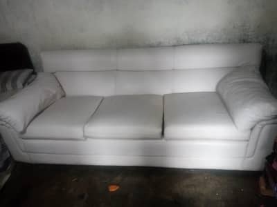3 seater sofa hai acchi condition mein hai