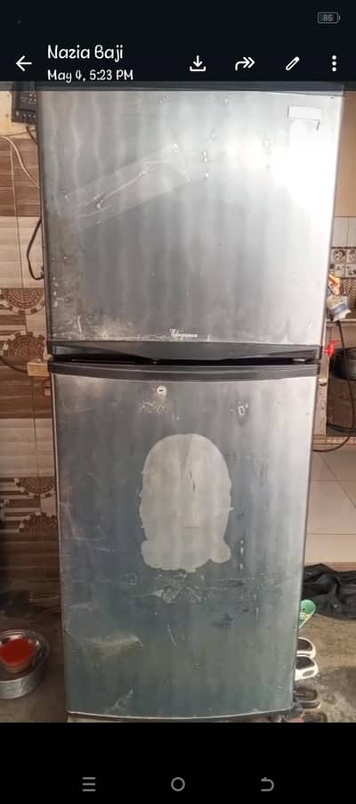 Singer company ka fridge hai medium size ka