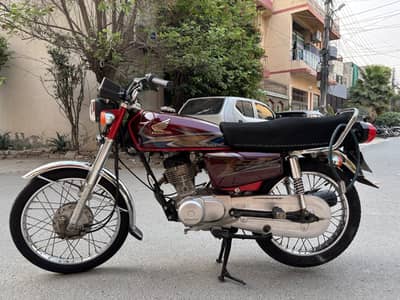 CG 125 , 17300 kms self driven. Total genuine. Non accidental