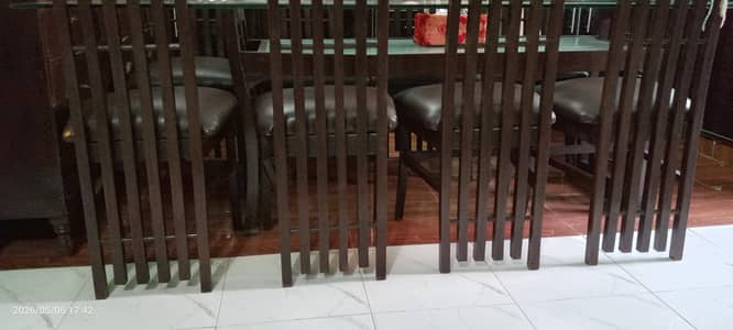 A dining table available in low prizes