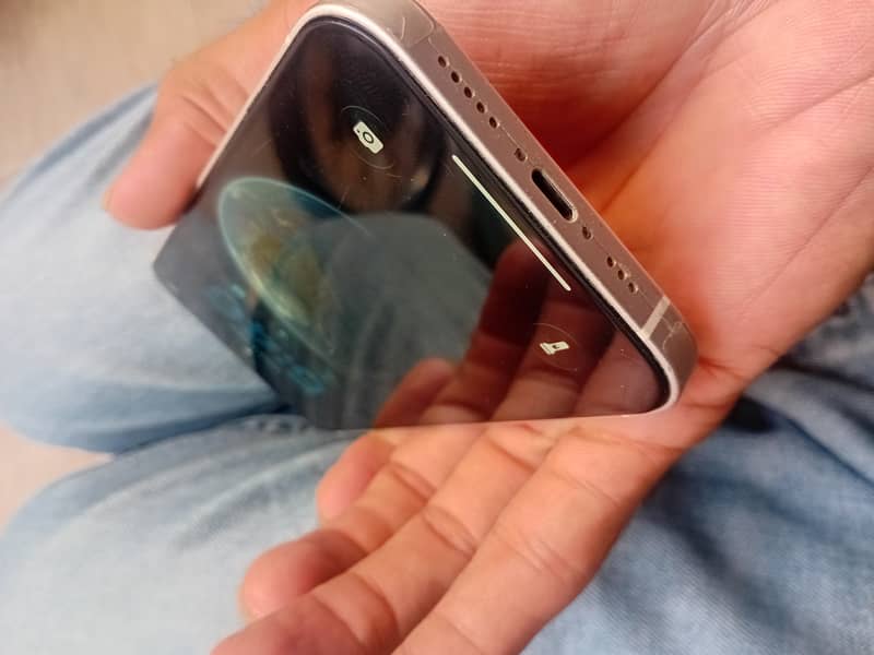 Apple iPhone 12 4