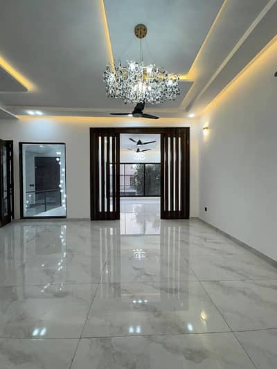 Neat & Clean 10 Marla Upper Portion Non Furnished in Chambeli Block Bahria Town Lahore