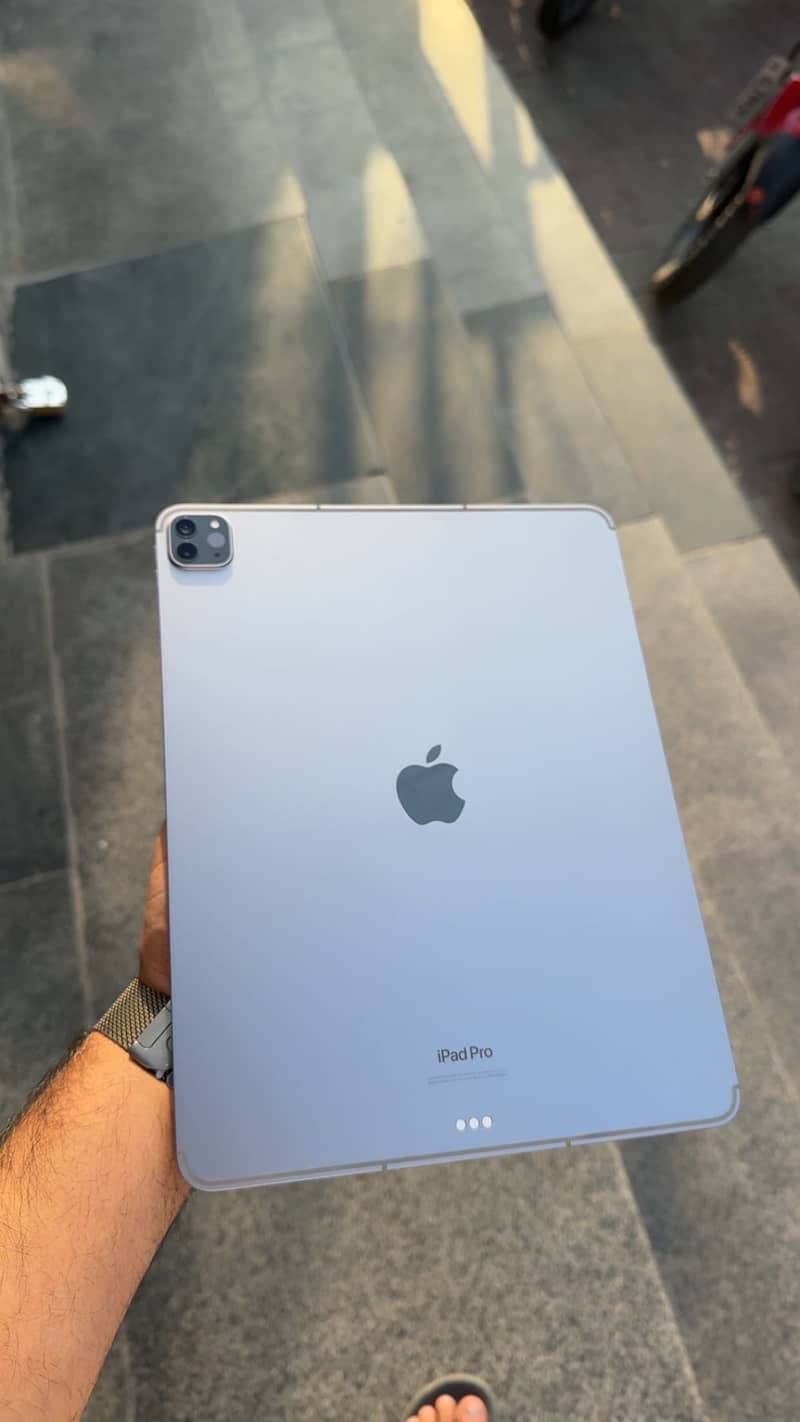 iPad Pro 12.9inch 6th generation 0