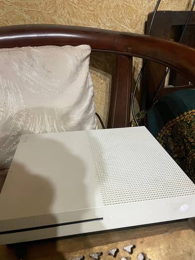 Xbox One S 1TB – Games Installed + 2 CDs | Urgent Sale