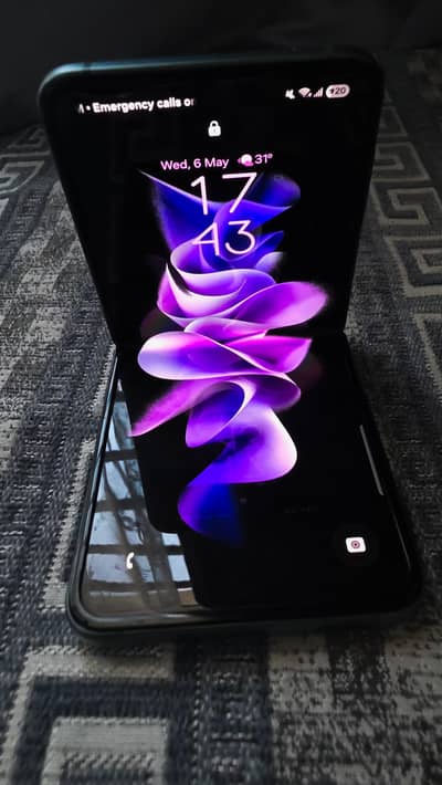 SAMSUNG Z Flip 3 brand new 5G 256GB 120HZ