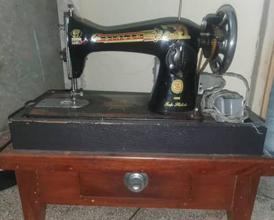 Reliable motor Singer Sewing Machine (stand included)