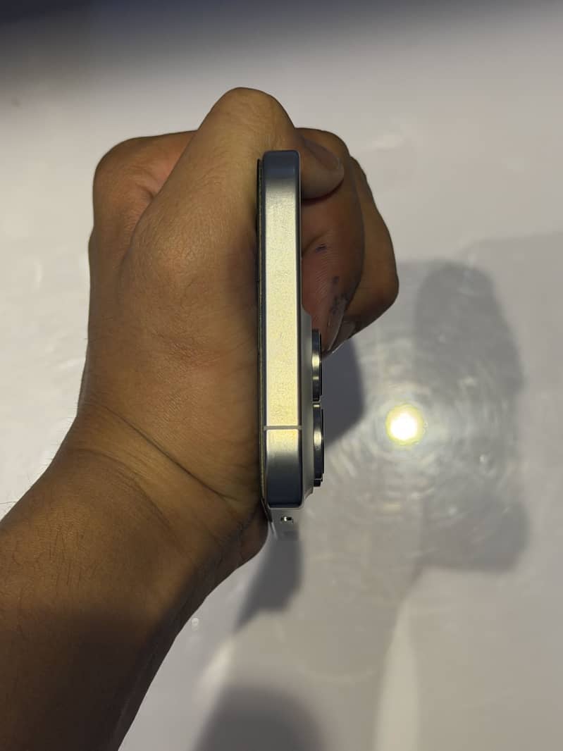 Iphone 16 pro max 4
