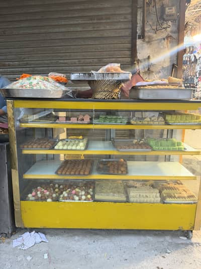 2 Sweet or bakery display counter