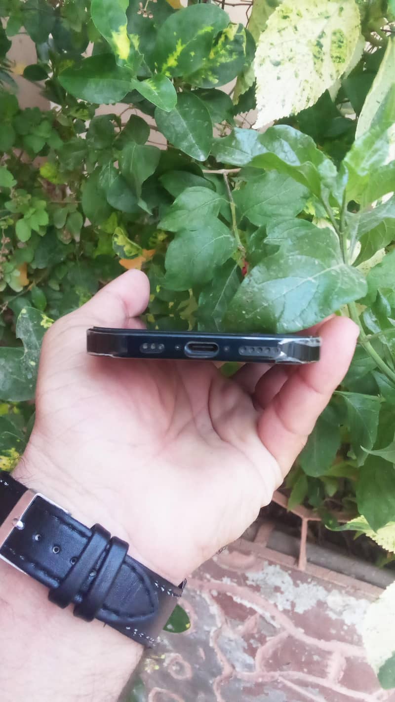 iPhone 15 4