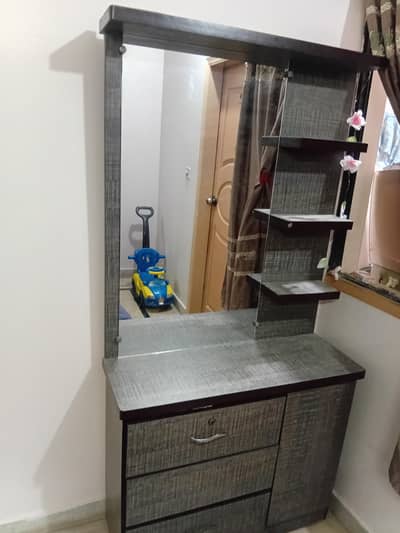 wooden Dressing table in good condition