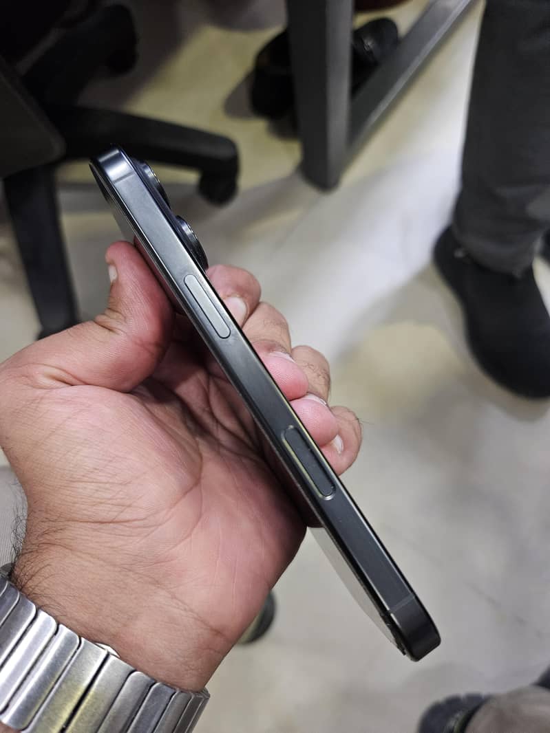 iPhone 16 Pro 3