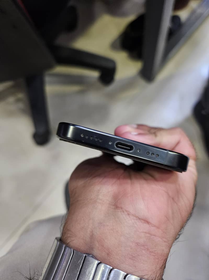 iPhone 16 Pro 4