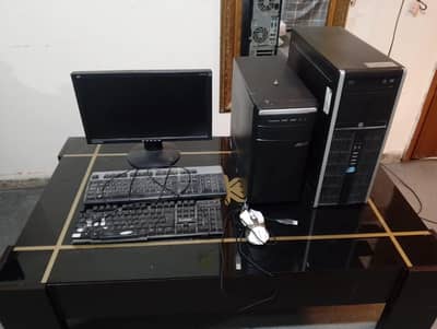 2 PCs 1-15 inch screen, 2 keyboards and 1 mouse