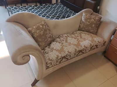 Elegant Beige Medallion Deewan Excellent Condition