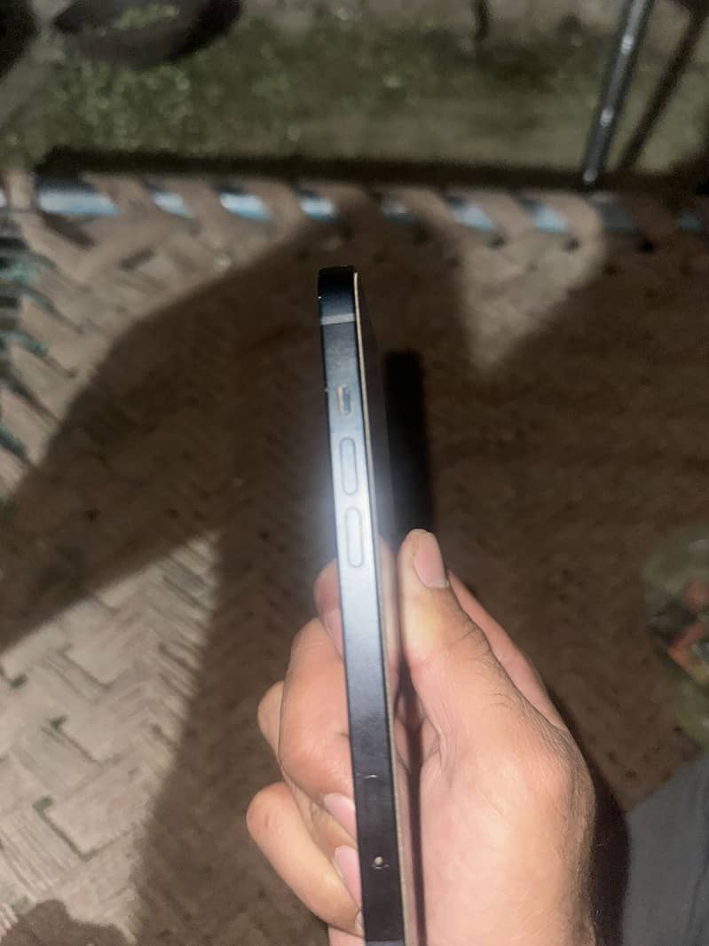 iPhone 13 4