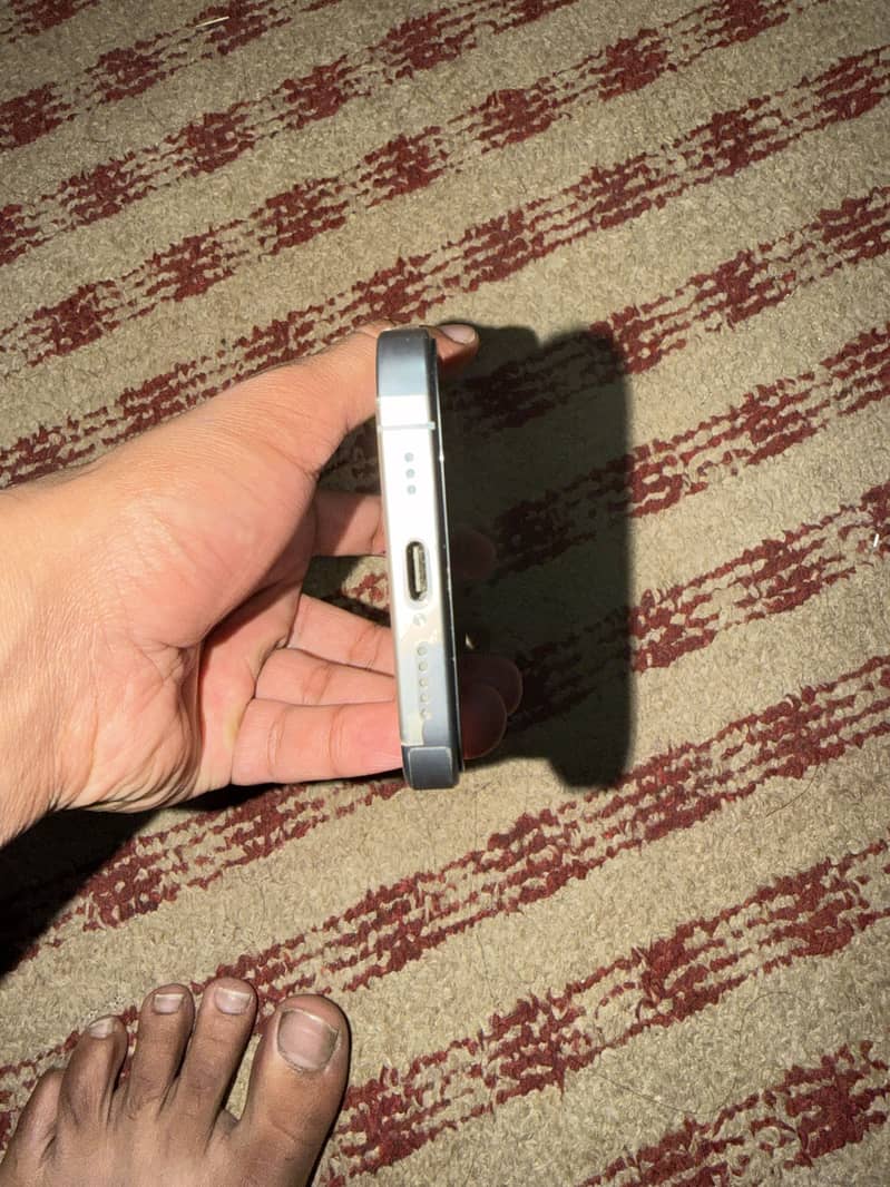 Iphone 16 pro 4
