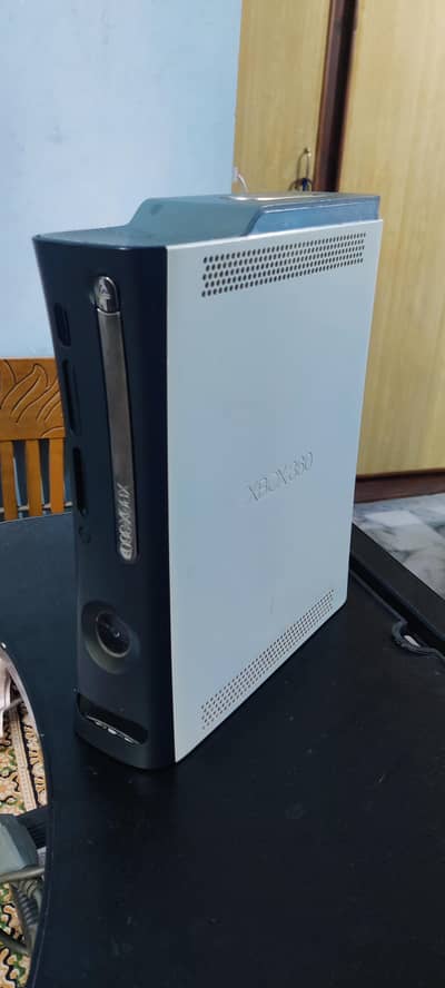 Xbox 360 fat - 2 Controllers - VGAbCable (the price is negotiable)