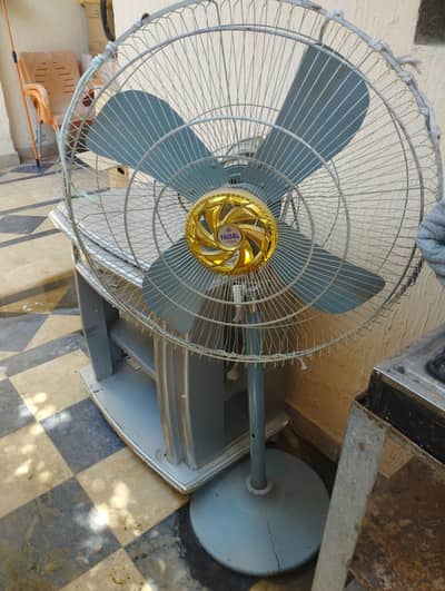 stand fan in a good condition