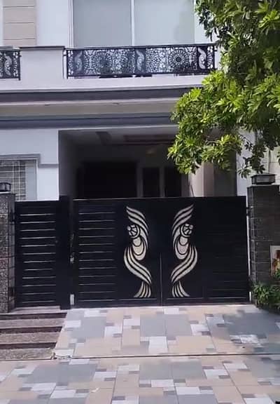 SYED BROTHERS PROUDLY OFFERS: 5 Marla Elegant And Fully Maintained Used Bungalow Is Available In The Best Block Of DHA Lahore.