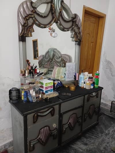 one king bed set ,dico paint,2 side table,drassng table, small table w