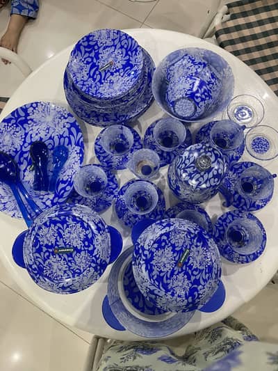 Glass dinner set