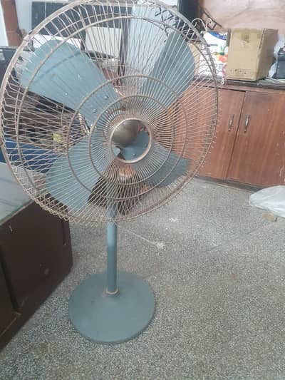 super asia pedistal fan genuine motor in a lush condition