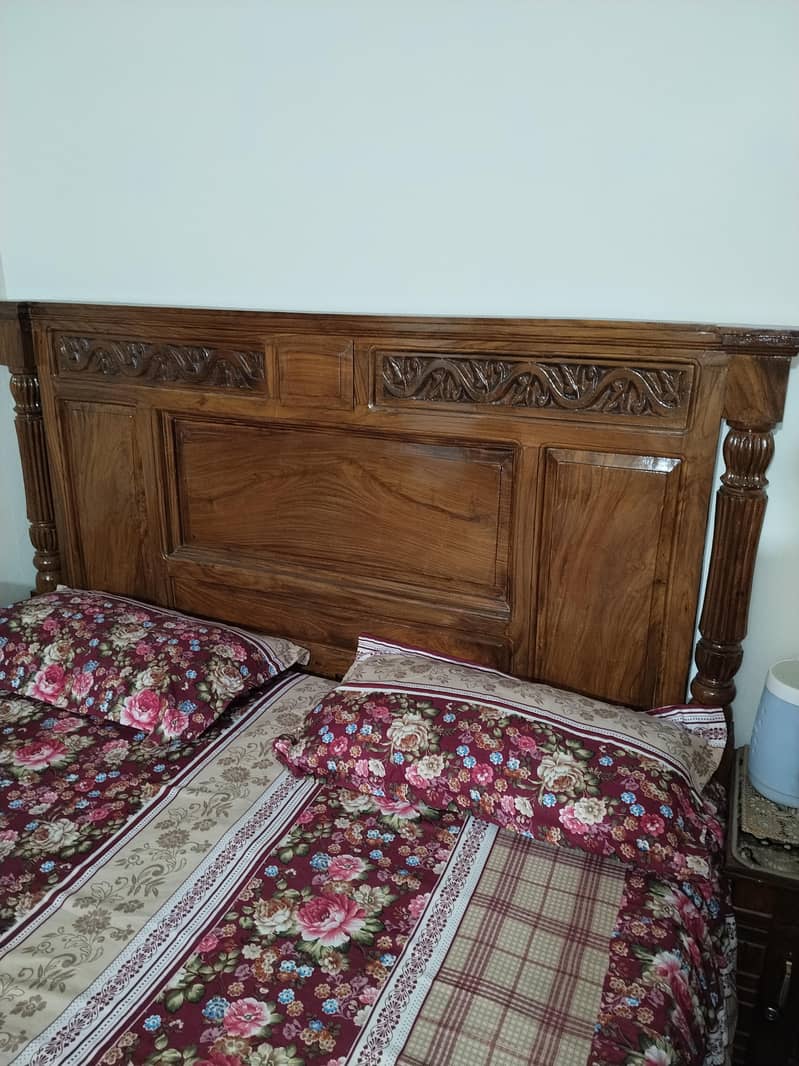 bed 2 sait teble 3