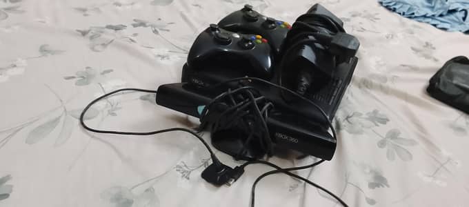 Xbox 360, 30+ CDs, Xbox Live (kinetic sensor), 2 controller, PS2.