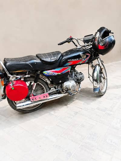 Honda CD-70 black color LPG 100+ average deti hai