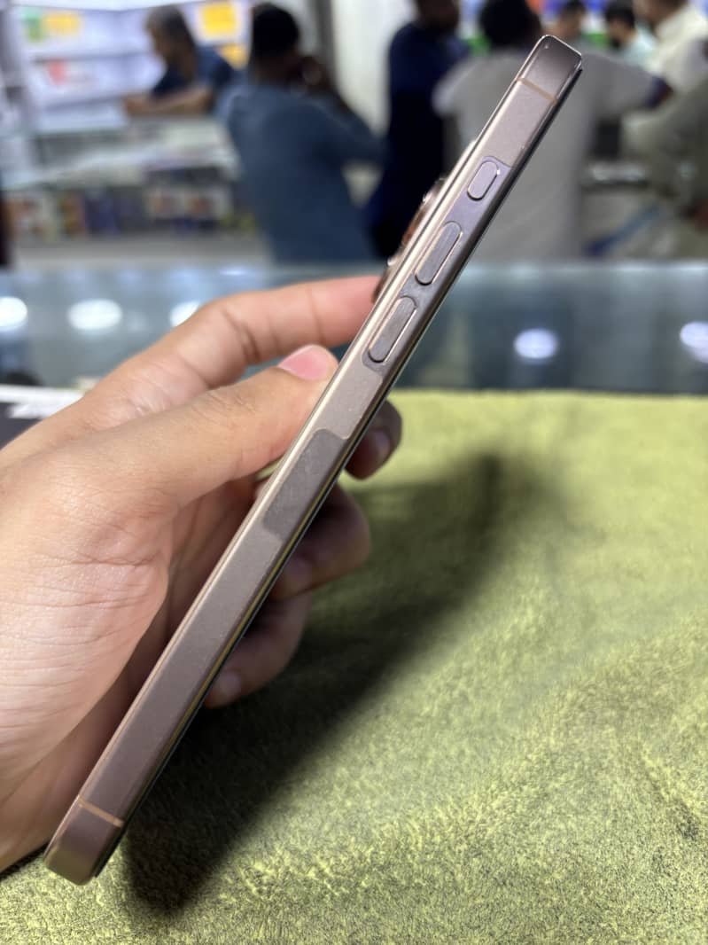 iPhone 16 Pro Max 2