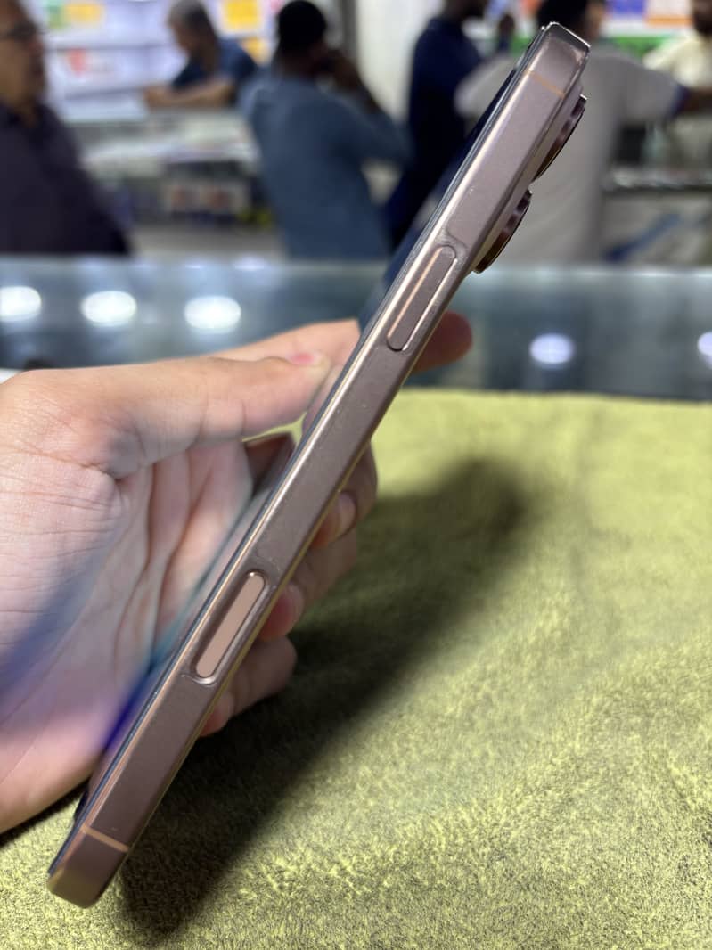 iPhone 16 Pro Max 3