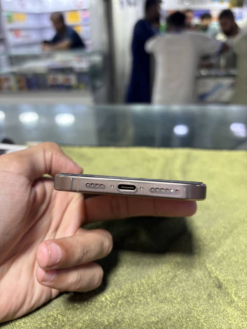 iPhone 16 Pro Max 4