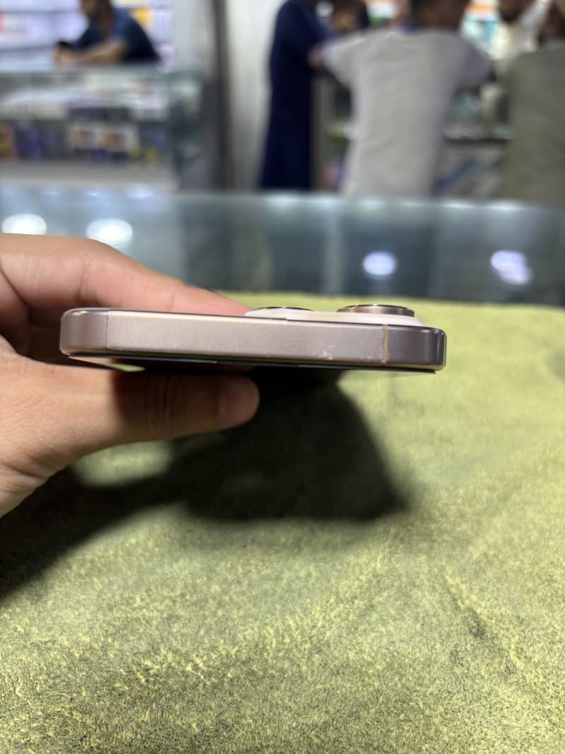 iPhone 16 Pro Max 5