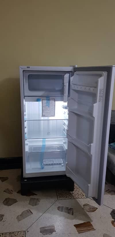 Dawlance mini fridge one door