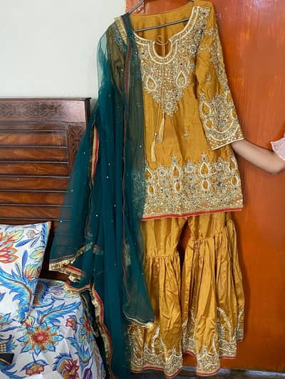 I want to sell my mehndi dress