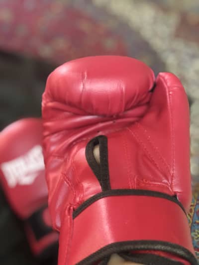 1 month used bag orignal leagther filled bag 4 foot bag with gloves