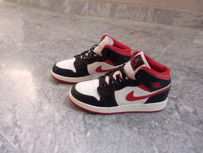 Nike Air Jordan 1 Mid Original – 10/10 Condition, Bilkul Clean