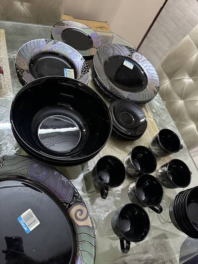 40 pieces dinner set. Brand New.