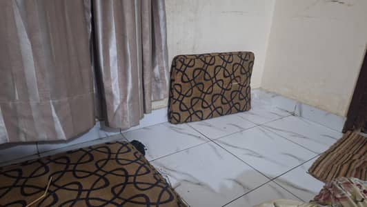 long floor  sitter heave ,  with one back cucion