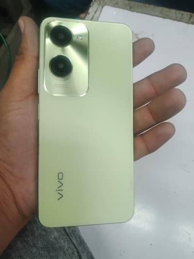vivo y18 full box 6 128 Location Jaranwala Sirf Call O3O669IO563