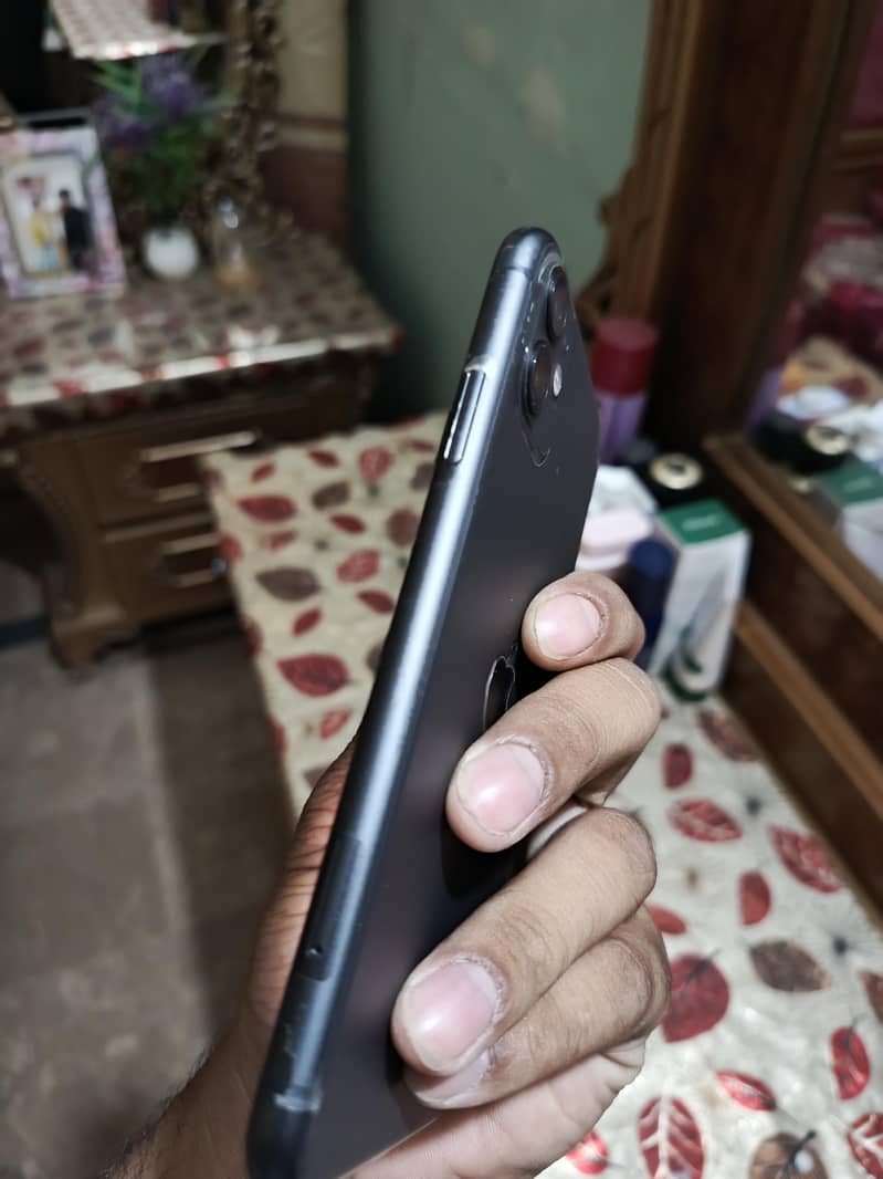 iPhone 11 4